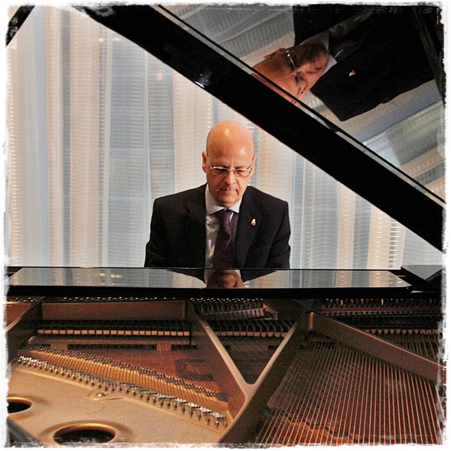 Luciano Lombardi playing the piano